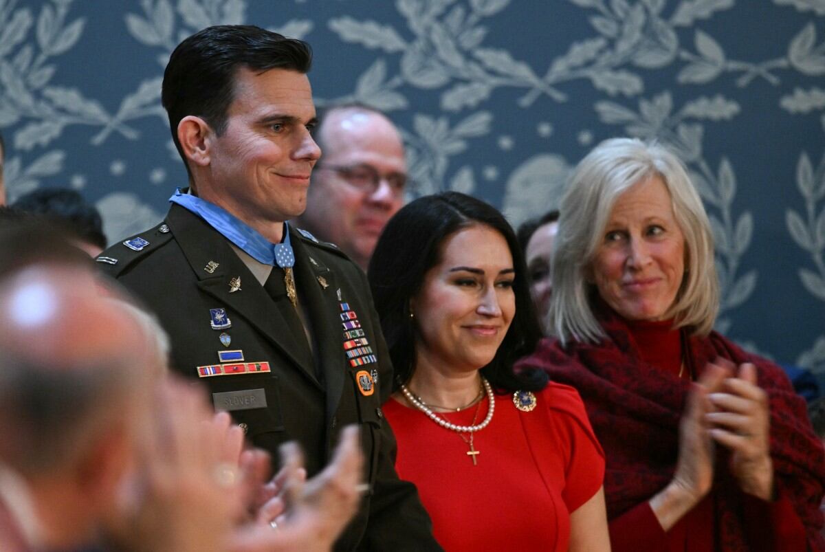 El suboficial Eric Slover, herido durante la redada para secuestrar a Nicolás Maduro en Venezuela, recibe la Medalla de Honor del Congreso durante el discurso sobre el Estado de la Unión.