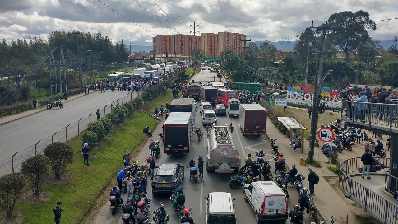 Así se ve el plantón sobre la carretera.