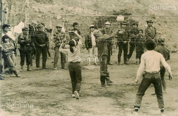 Jacobo Arenas jugando voleibol con otros guerrilleros.