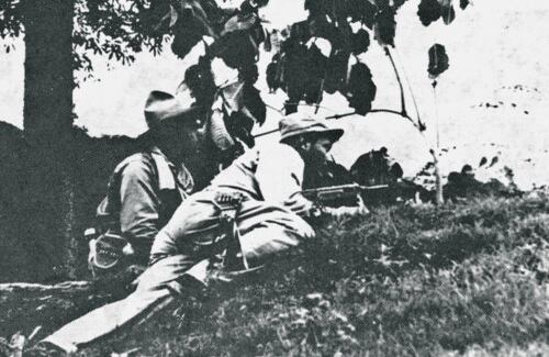 Después del 9 de abril de 1948 se fue al monte y se formó como guerrillero en el sur del Tolima. Por su buena puntería comenzaron a llamarlo 'Tirofijo'. 