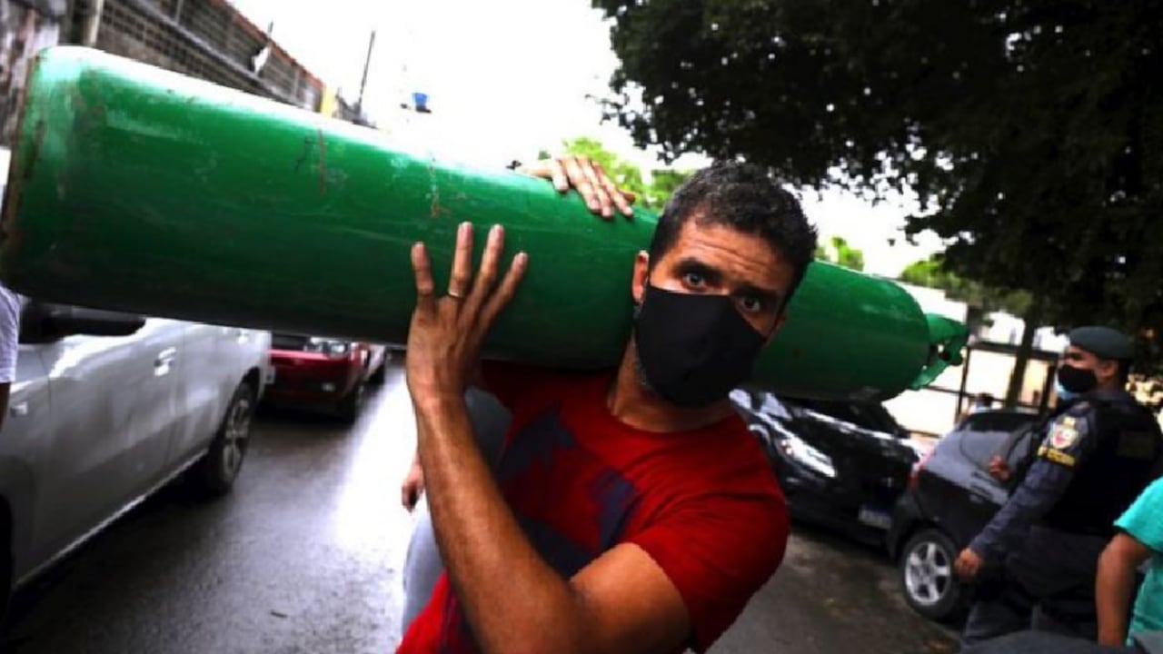 En muchos países, incluidos Perú y Brasil (en la foto), los familiares han tenido que suministrar oxígeno a sus parientes enfermos. BBC / REUTERS