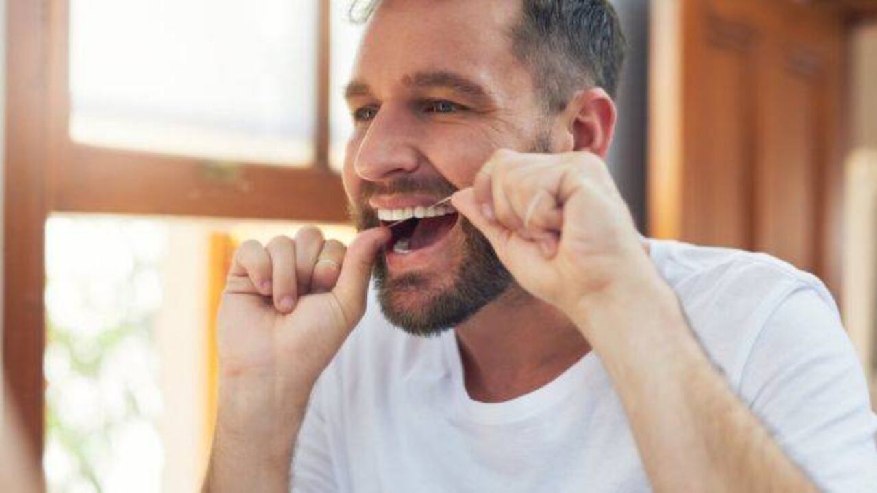 La enfermedad de las encías podría estar vinculada con el Alzheimer. Getty