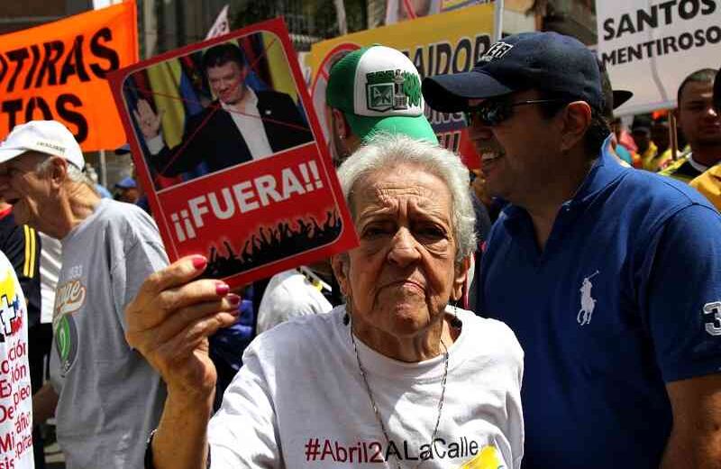 Afiches de "Santos Fuera" estuvieron presentes en toda la jornada. Foto: Pablo Andrés Monsalve / SEMANA