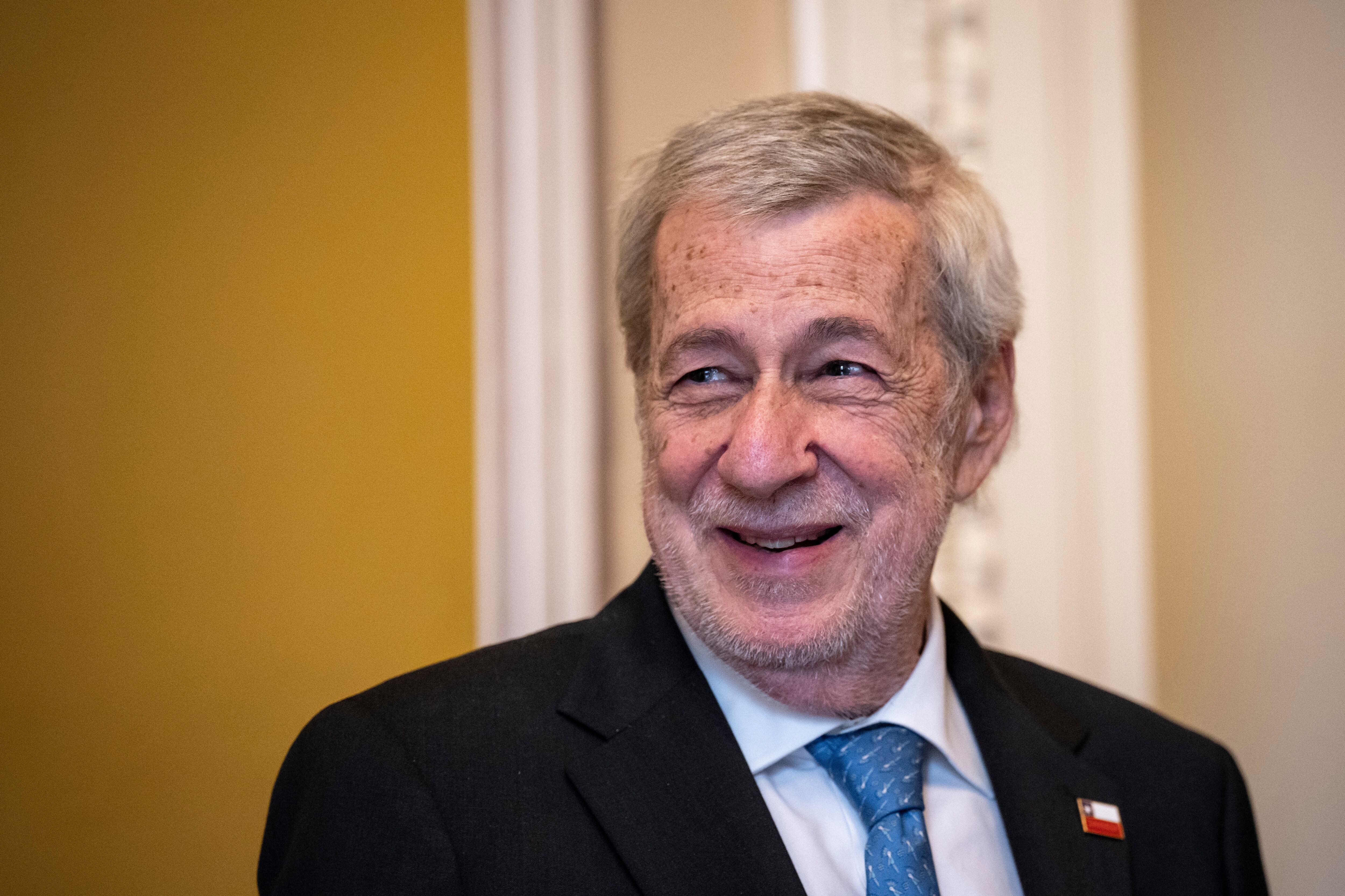 El Ministro de Relaciones Exteriores de Chile, Alberto van Klaveren Stork, sonríe después de reunirse brevemente con el líder de la mayoría del Senado, Chuck Schumer (D-NY), en el Capitolio de los Estados Unidos el 22 de junio de 2023 en Washington, DC.