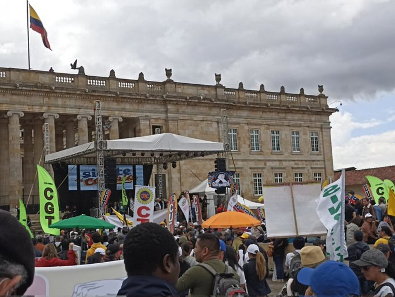 El magisterio agrupado en Fecode y la Asociación Sindical de Profesores Universitarios, ASPU, se sumaron a la concentración en la Plaza de Bolívar en apoyo a los 100 días del Gobierno del presidente Gustavo Petro.