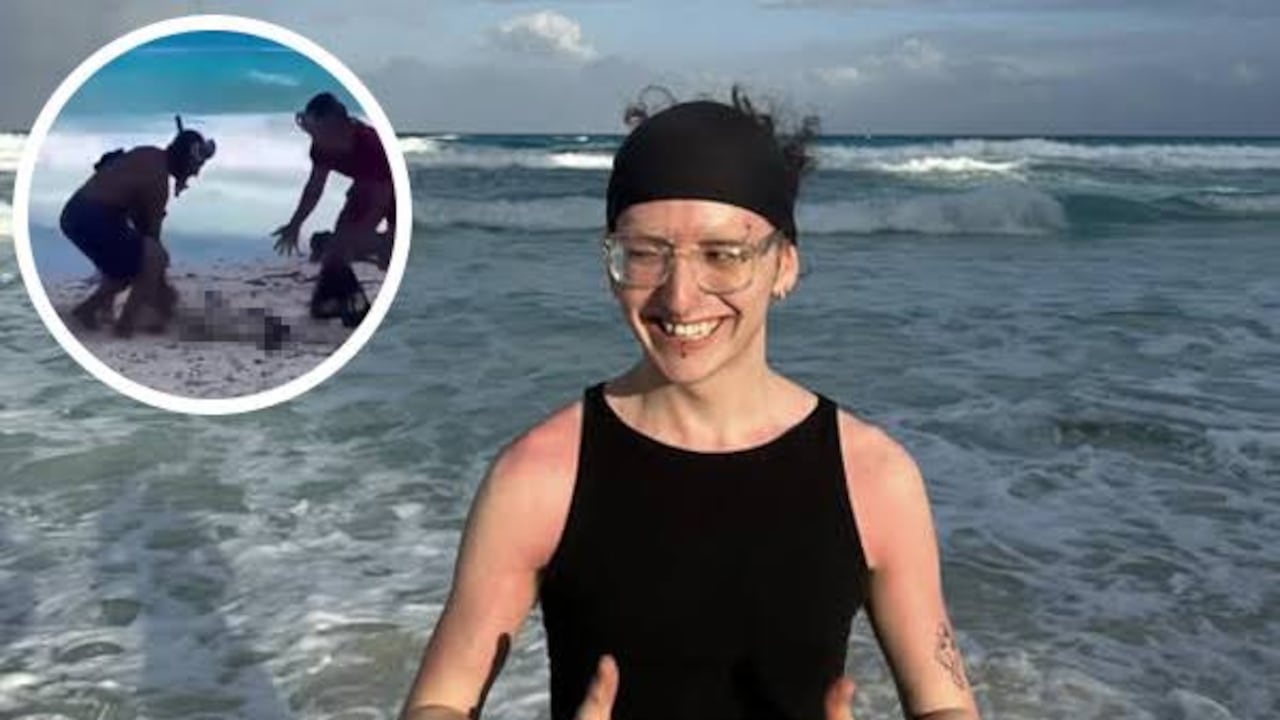 En las imágenes se ve el esqueleto junto a la cabeza de Cortez en plena playa de Cancún.