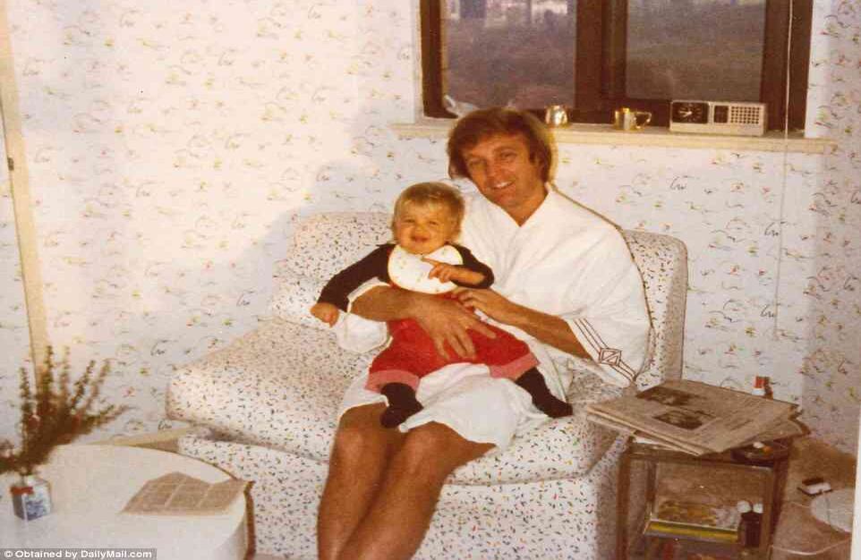 Donald Trump con su primer hijo Donald Junior. Foto: DailyMail.com