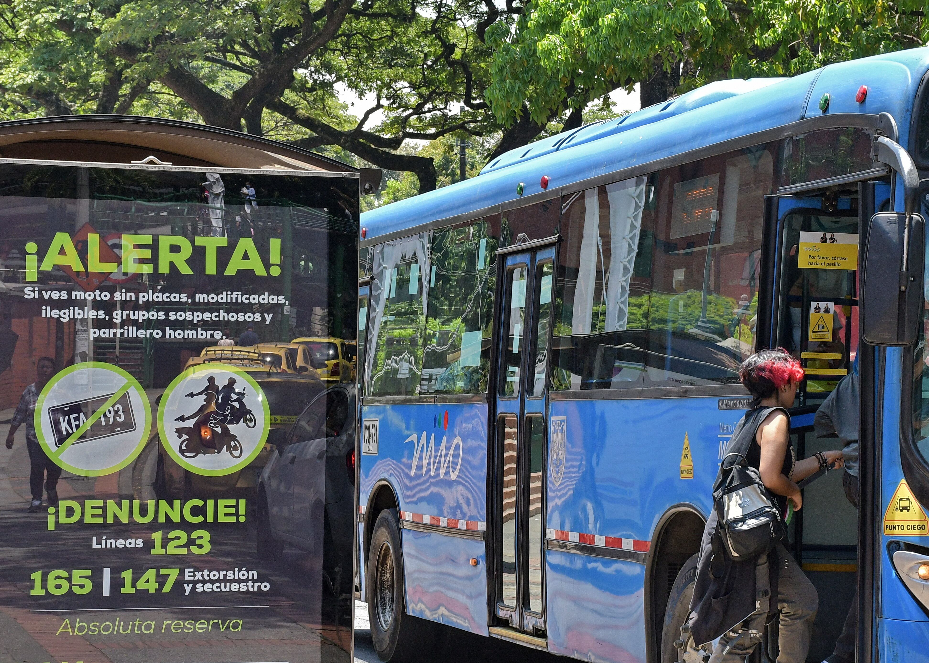 Las autoridades de Cali Hacen el lanzamiento del PLAN NEON.
Esto con el  propósito de que los ciudadanos denuncien cualquier irregularidad que sea sospechosa, como es el de dos hombres en moto , placas levantadas y así poder combatir los hurtos en Cali. Fotos Raúl Palacios / El País / 2 de Agosto del 2023 Cali.