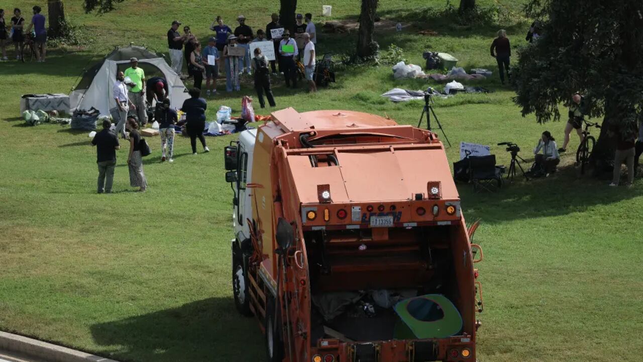 Funcionarios locales y voluntarios desalojaron campamentos de personas sin hogar este jueves.