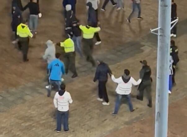 Pelea de hinchas de Millonarios en las afueras de El Campín.