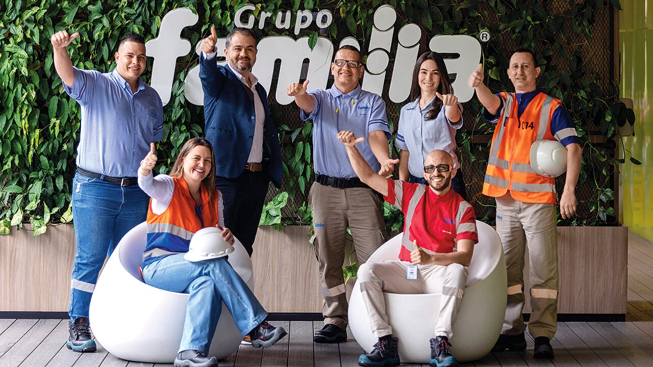 De izquierda a derecha, de pie: Sebastián Betancur, conductor de flota propia; Andrés Felipe Gómez, presidente de Grupo Familia una compañía Essity; Robín Ruiz, team leader líquidos; María Alejandra Pérez, ingeniera de procesos, y Diego León López, auxiliar de despacho. Sentados: María Isabel Ramírez, jefe de centro de distribución, y Fray Taborda, operario de molinos.