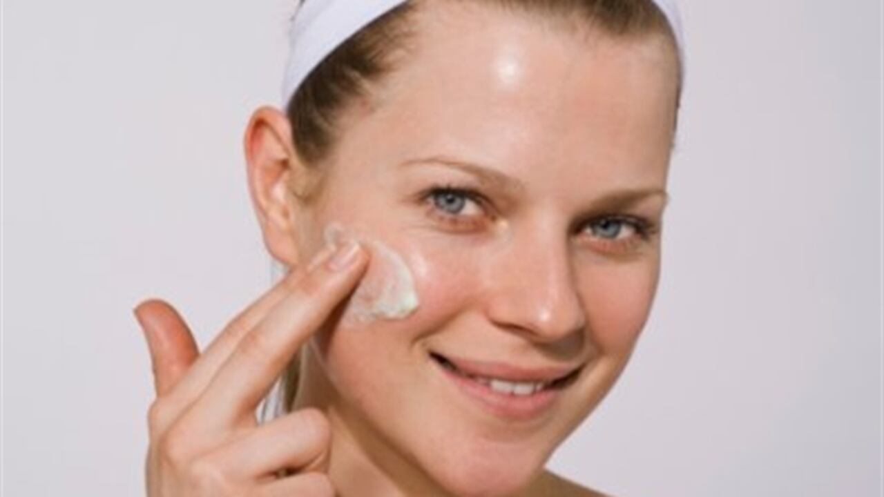 Mujer aplicándose crema humectante, foto: Thinkstock