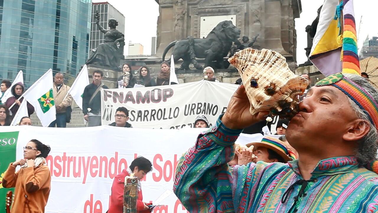 Activistas en una jornada de oración por los estudiantes desaparecidos de Ayotzinapa frente al Ángel de la Independencia, en Ciudad de México.