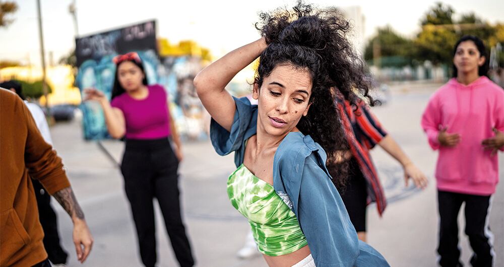 La RAE define el perreo como el baile que se ejecuta generalmente a ritmo de reguetón, con eróticos movimientos de caderas.