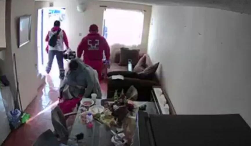 El organismo expidió un comunicado en el que lamentó el hecho y anunció que el paramédico fue despedido.