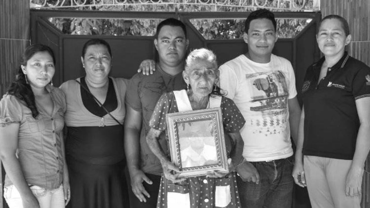 La familia Serrano, protagonista del primer episodio de Relatos Anfibios, el 'podcast' que pretende traer el relato al presente, construirlo de tal manera que todos los que desconocen el acontecimiento sientan lo que sintieron los habitantes de la masacre de 2002 en San Juan Nepomuceno, en los Montes de María. Foto: Cortesía Dejusticia.