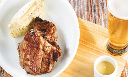 Bondiola de cerdo a la parrilla con puré de mostaza