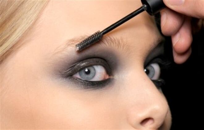 En un maquillaje colorido que resalte los ojos, el delineado será el protagonista para darle un toque relajado al look de trabajo.