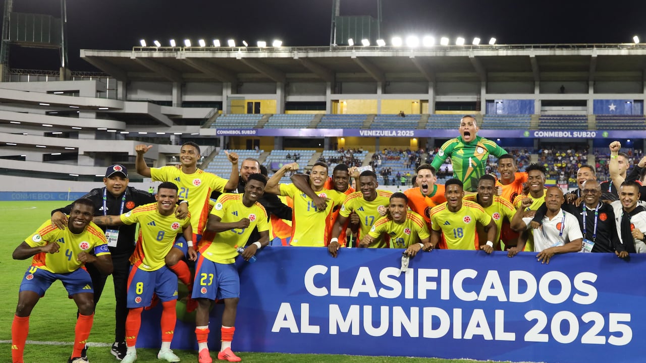 Colombia's team celebrate their qualification for the FIFA 2025 World Cup after winning the 2025 South American U-20 football championship final round match between Colombia and Chile at the Br�gido Iriarte stadium in Caracas on February 13, 2025. (Photo by Edison GAMEZ / AFP)