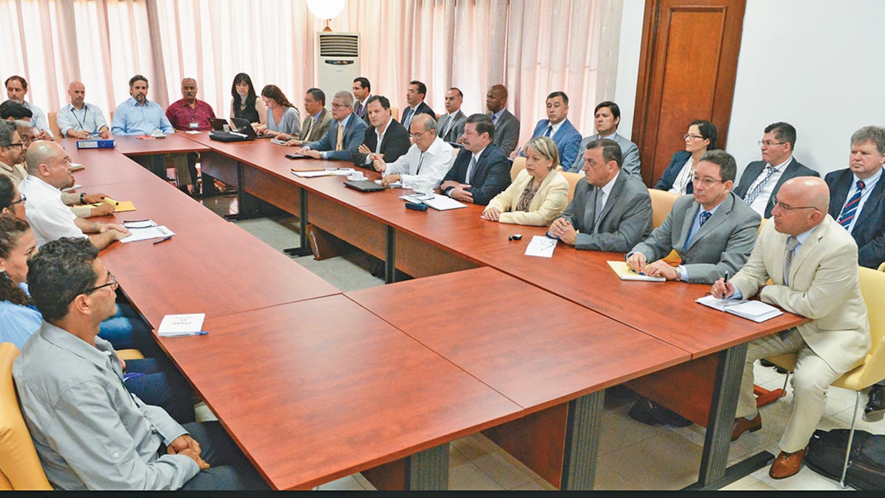 Detrás de la Mesa de Conversaciones de La Habana, donde están sentados gobierno y guerrilla, hay especialistas de España, Suiza, Canadá, Noruega y Colombia tirándole línea a las partes.