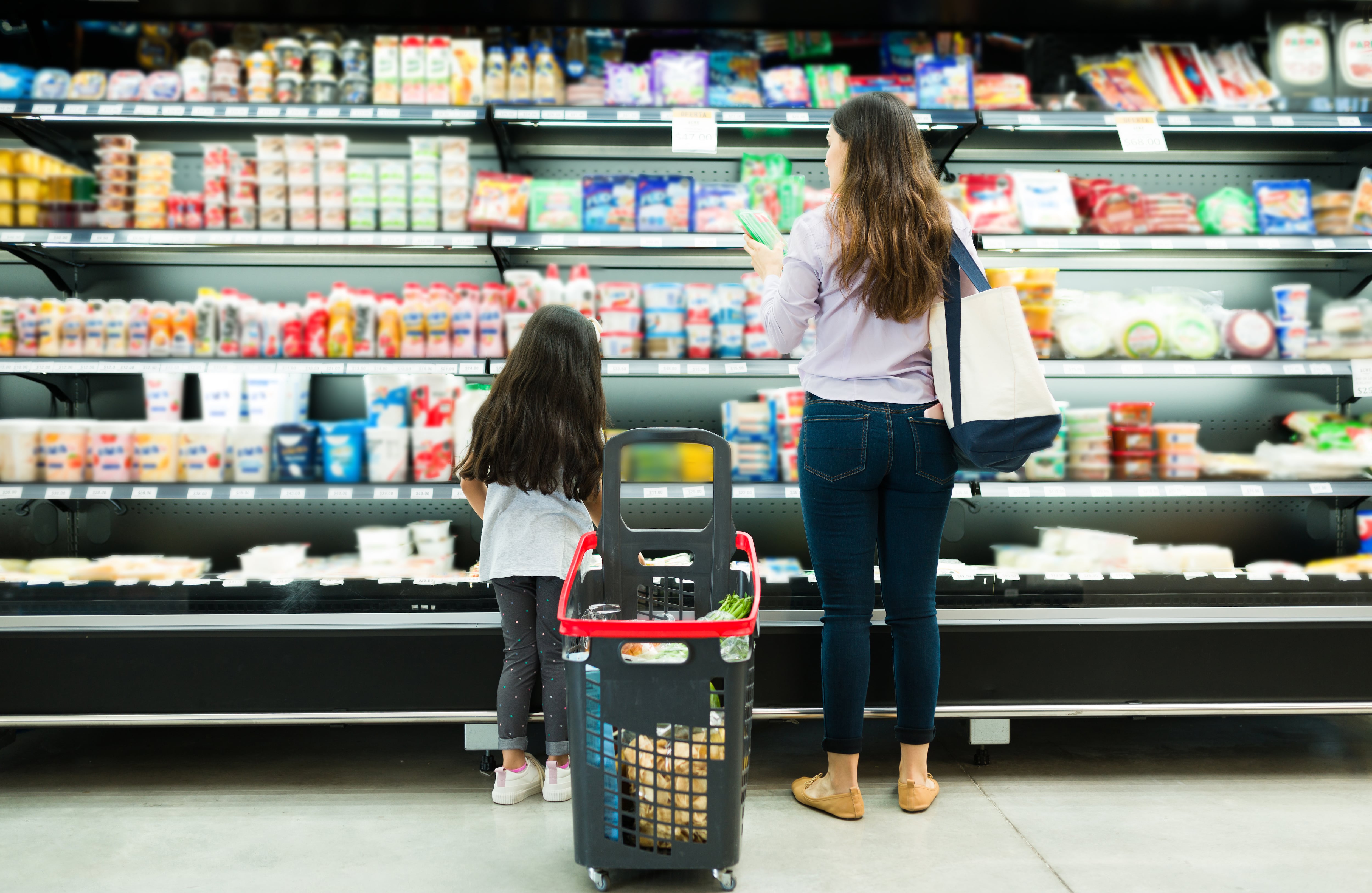 México implementó estos impuestos en 2014 para combatir la obesidad y la diabetes. El estudio ‘The Effectiveness of Sin Food Taxes: Evidence from Mexico’, publicado en mayo de 2021 en la revista científica Journal of Health Economics, encontró una reducción de las calorías provenientes de productos gravados, pero no una disminución significativa en el total de calorías adquiridas.