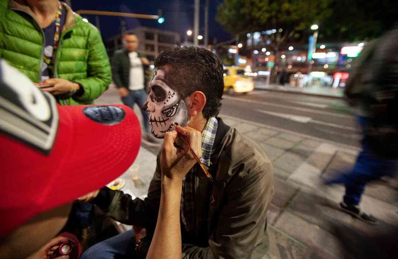 Los que no salieron disfrazados, se la jugaron por pintarse el rostro durante la noche capitalina. Foto: Gabriela Alvardo