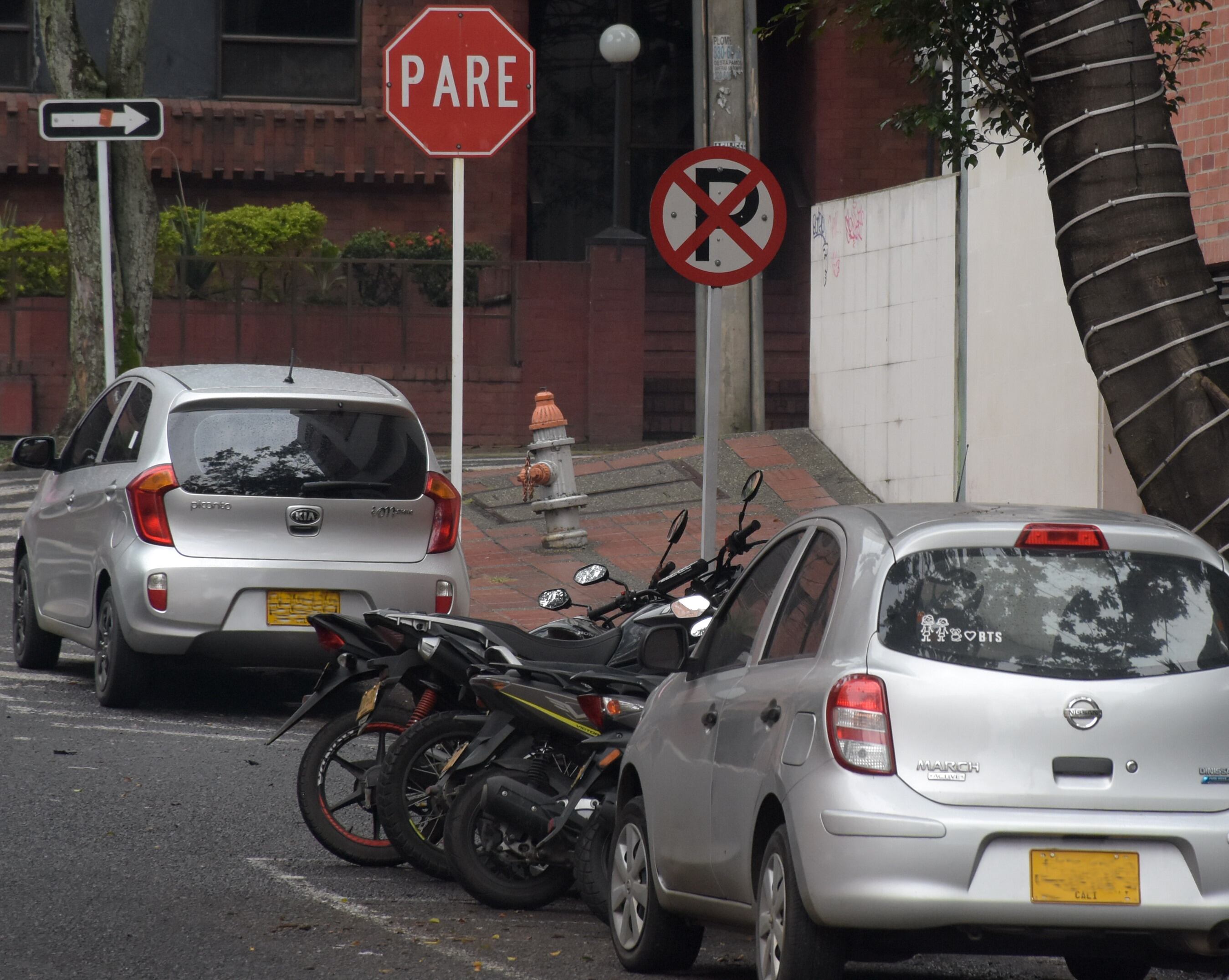 La multa de tránsito C02, por “estacionar un vehículo en sitios prohibidos”, es de 15 salarios mínimos diarios legales vigentes, lo que para el 2024 representa un monto cercano a los $ 650.000 pesos.