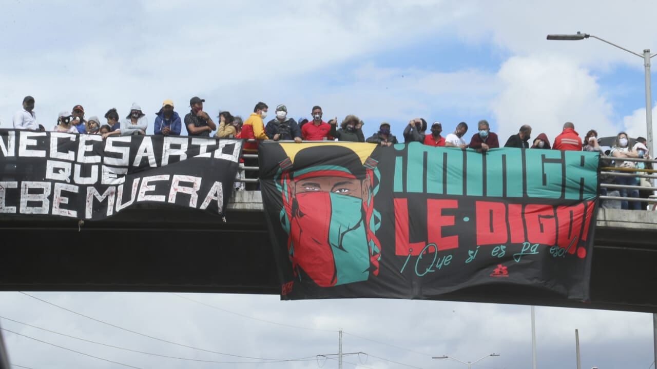 Polémica por una pancarta en la llegada de la minga a Bogotá pidiendo la muerte de Uribe