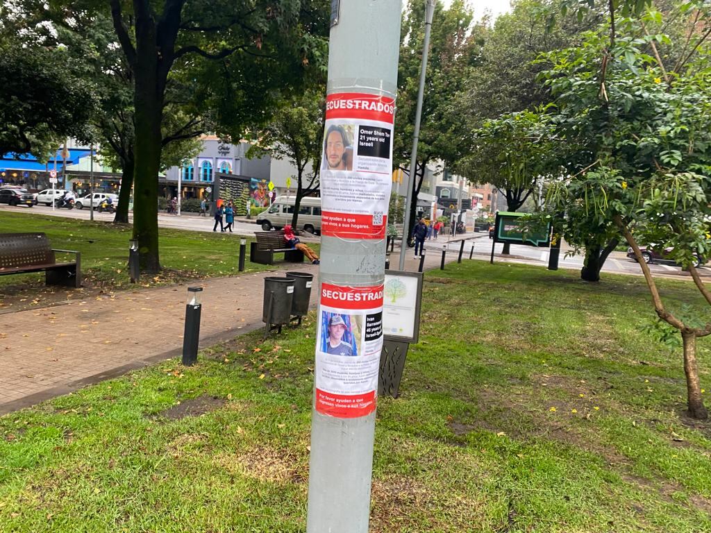 En una muestra de solidaridad, un grupo de ciudadanos colombianos se ha unido para llevar a cabo campañas en las calles de las diferentes capitales del país, con el objetivo de destacar la difícil situación de los secuestrados por los terroristas de Hamás en Gaza.