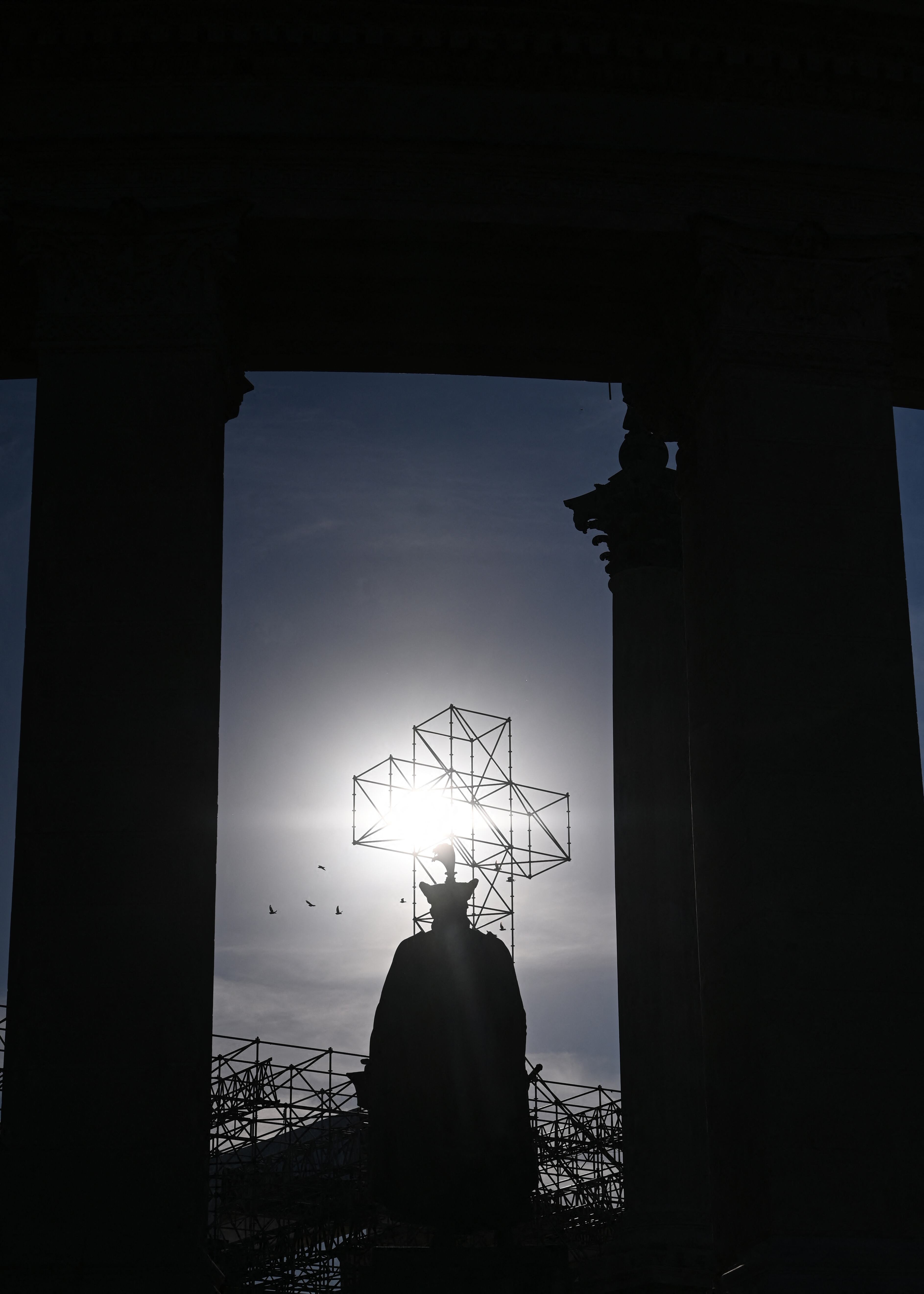 Se puede ver una cruz gigante con monumentos de los reyes húngaros en la plaza de los Héroes en Budapest el 9 de septiembre de 2021, el lugar donde el Papa Francisco celebrará la Santa Misa mientras realiza una visita de medio día a Budapest el 12 de septiembre. 2021. - Los católicos húngaros se están preparando para lo que podría ser una reunión incómoda de alto nivel el 12 de septiembre de 2021. Por un lado, el primer ministro Viktor Orban, un autodenominado "defensor de la Europa cristiana" de la migración. Por otro, el Papa Francisco, que insta a la tolerancia para quienes huyen de la guerra y la pobreza. (Foto de ATTILA KISBENEDEK / AFP)