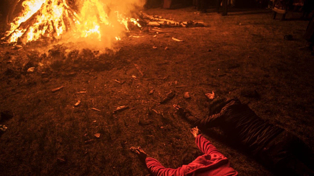 Las autoridades de Estados Unidos investigan el caso de una mujer que murió tras participar en una sesión con un chamán al que acudió para que le ayudara a calmar la depresión postparto. (Foto rerefencia)