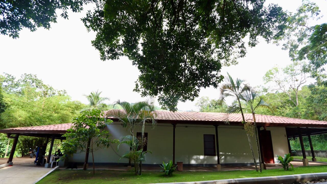 Está ubicado en la vía entre Bucaramanga y Matanza.