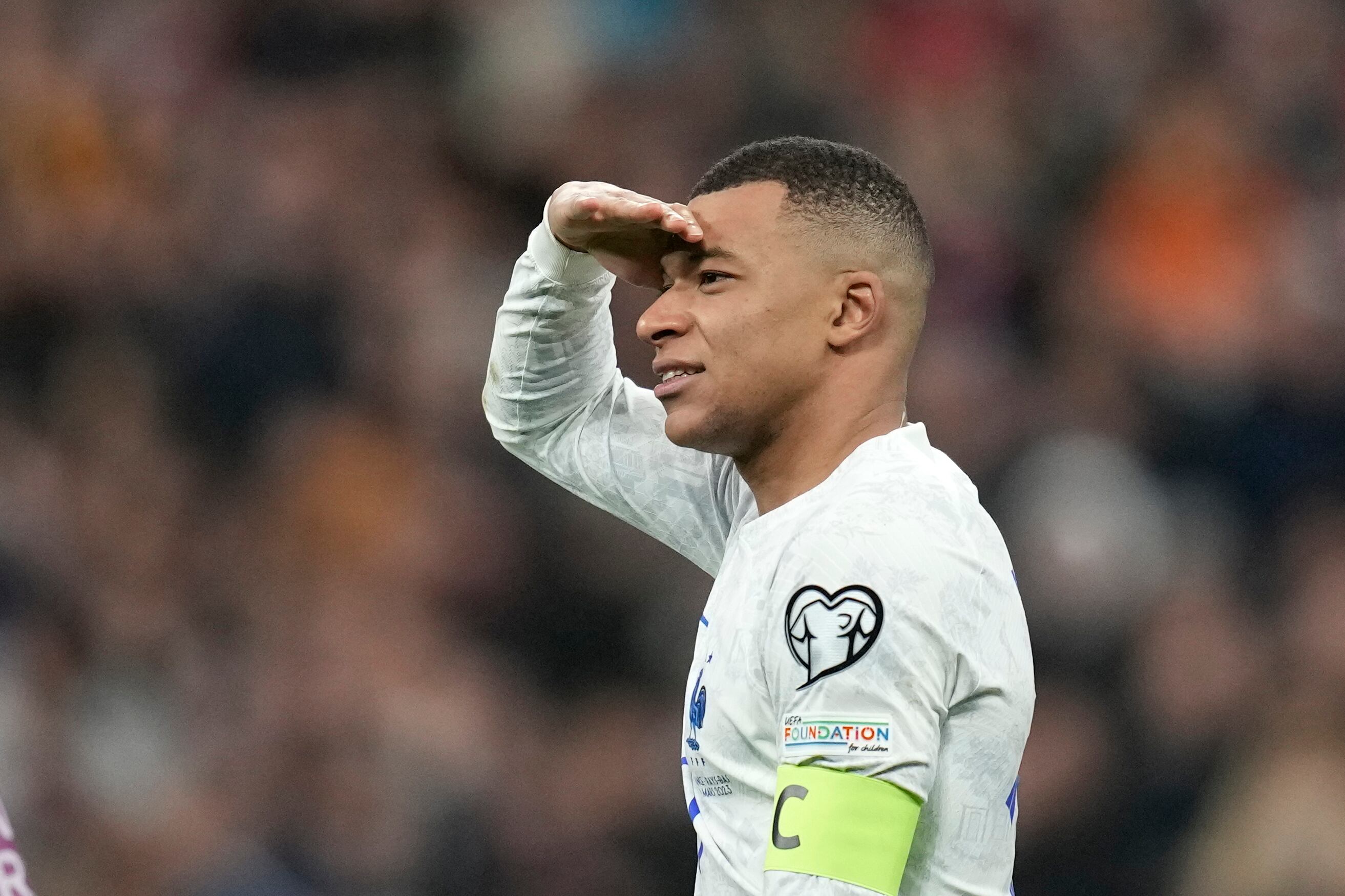 Kylian Mbappé, de la selección de Francia, festeja el triunfo sobre Holanda en las eliminatorias hacia la Eurocopa, el viernes 24 de marzo de 2023, en París (AP Foto/Christophe Ena)