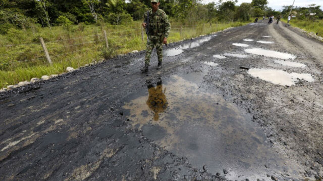Puerto Asis, Putumayo, 15 de julio del 2014. Quince días antes, miembros de las FARC obligaron a los conductores de 19 tractomulas a abrir las válvulas y vertir 5.090 barriles de crudo.