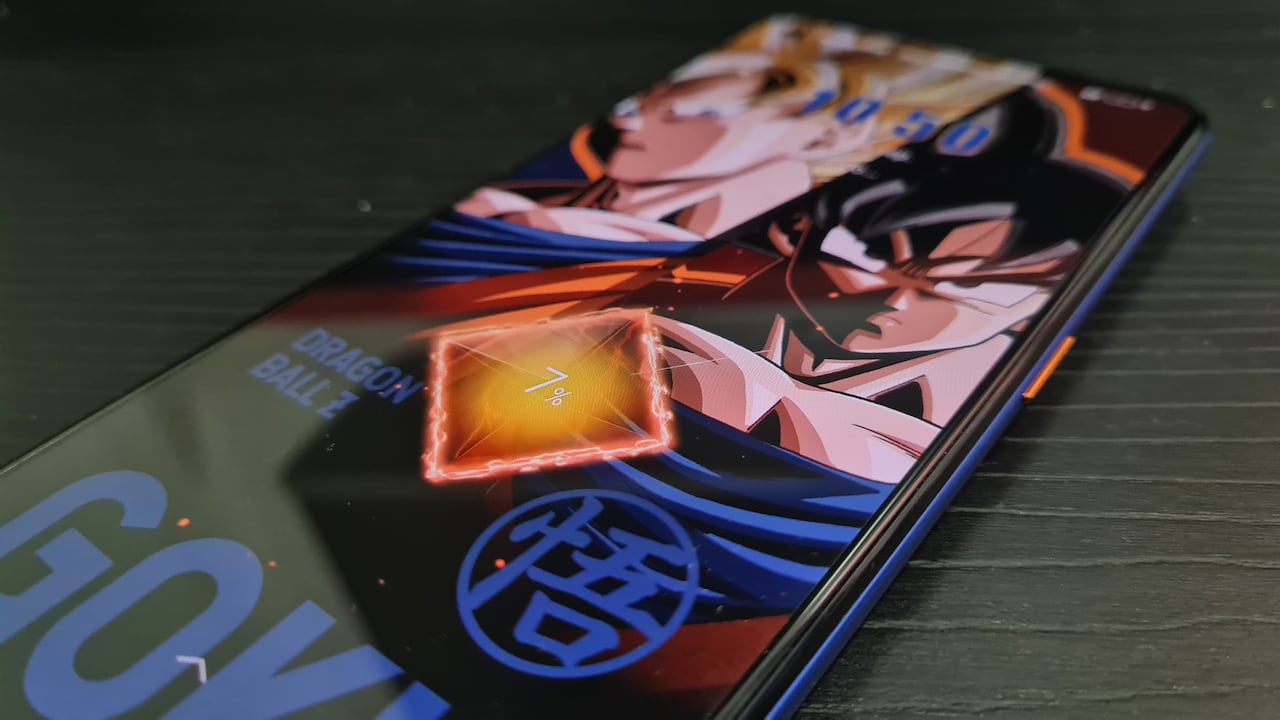 El smartphone cuenta un fondo de pantalla de Dragon Ball y una animación especial que aparece cuando se carga el equipo.