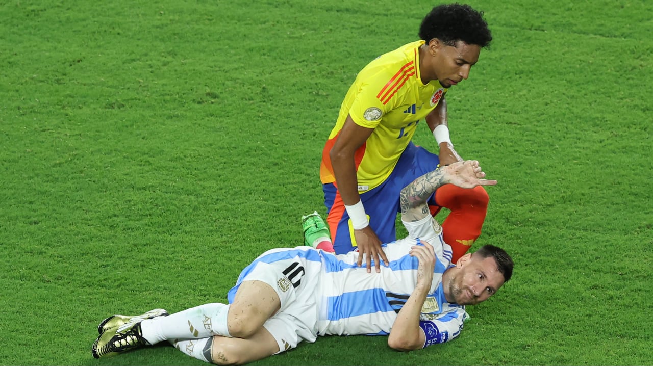 Leo Messi lesionado en un enfrentamiento con Colombia