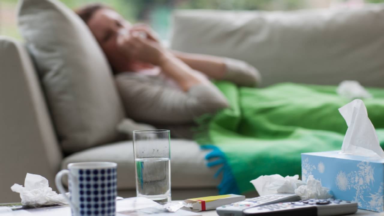 Una buena hidratación también  recomiendan los expertos para eliminar la congestión nasal. Foto: GettyImages.