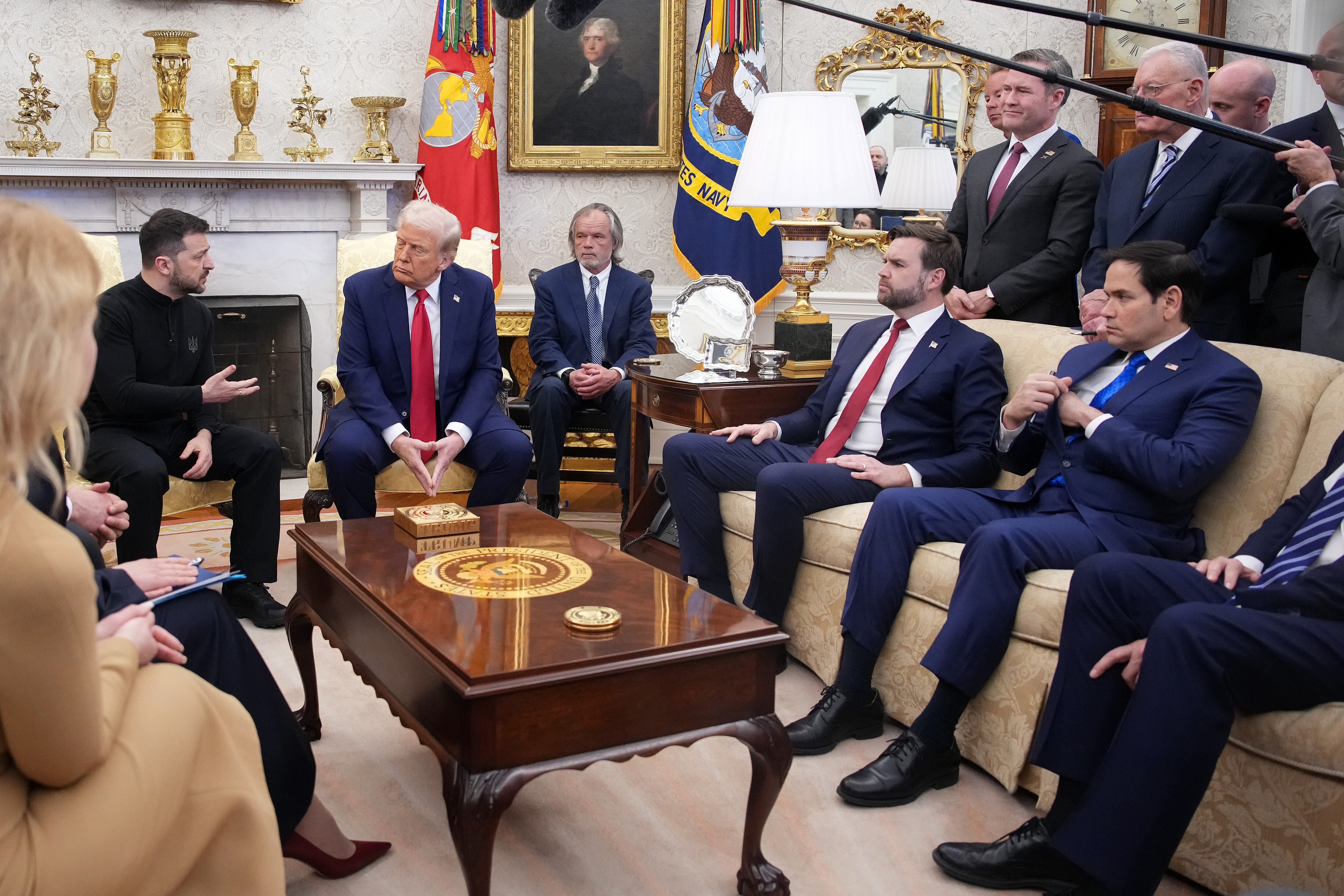 WASHINGTON, DC – 28 DE FEBRERO: El presidente estadounidense Donald Trump y el presidente ucraniano Volodymyr Zelensky se reúnen en la Oficina Oval de la Casa Blanca el 28 de febrero de 2025 en Washington, DC. Trump y Zelensky se reunirán hoy para firmar un acuerdo preliminar para compartir los recursos minerales de Ucrania que, según Trump, permitirá a Estados Unidos recuperar la ayuda brindada a Kiev y al mismo tiempo apoyar la economía de Ucrania.