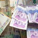 Una gran cantidad de baknotes colombianos de diferentes denominaciones como $ 50.000, $ 20.000 y $ 2.000