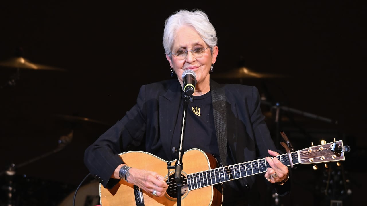 Joan Baez toca en Nueva York. Foto: Noam Galai/Getty Images for Tibet House US.