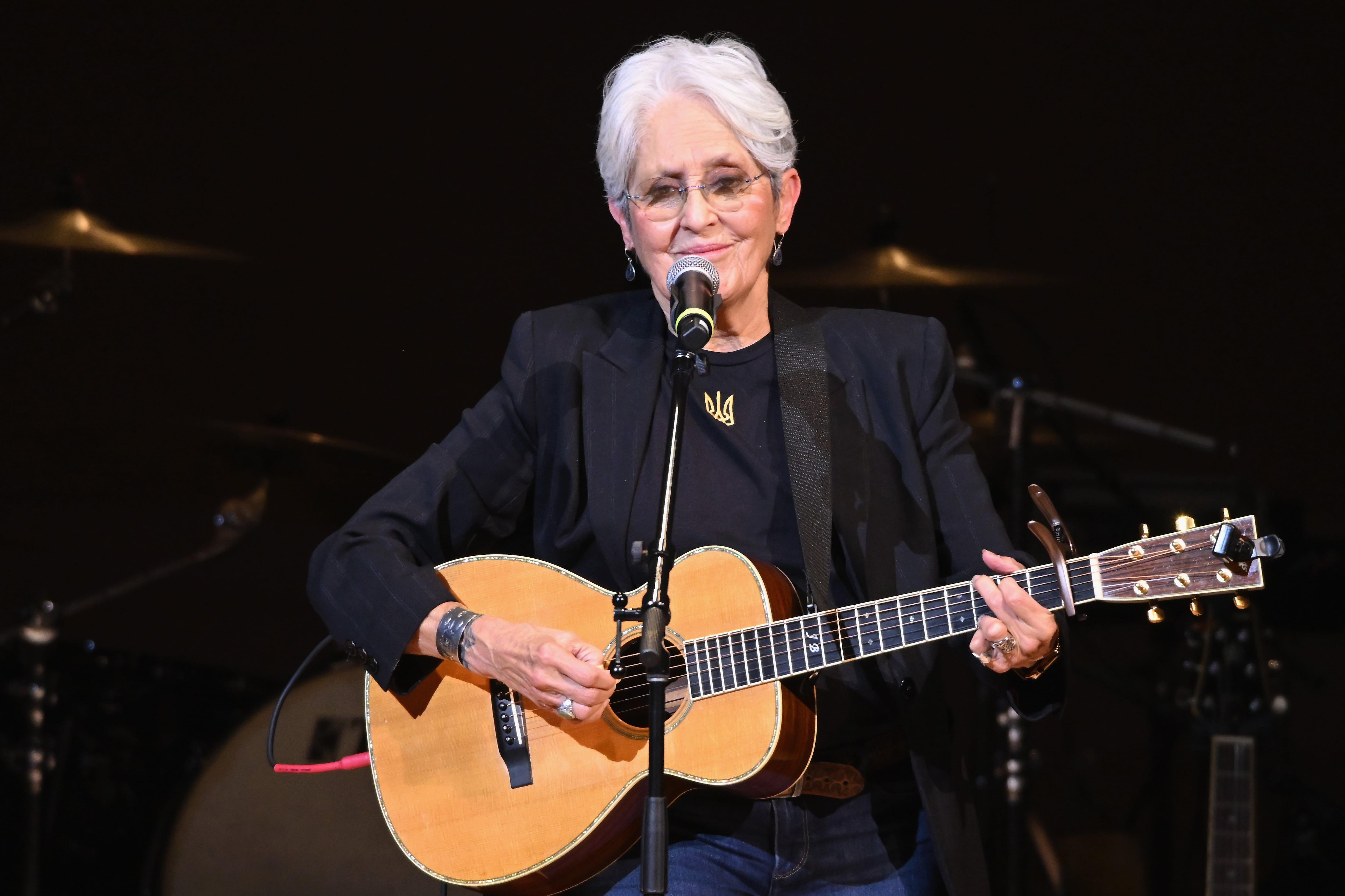 Joan Baez toca en Nueva York. Foto: Noam Galai/Getty Images for Tibet House US.