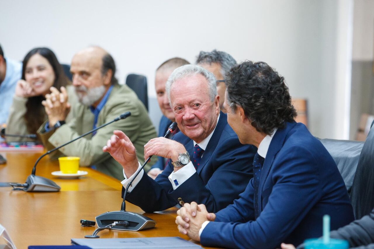 Arturo Calle en reconocimiento en la Alcaldía de Medellín.