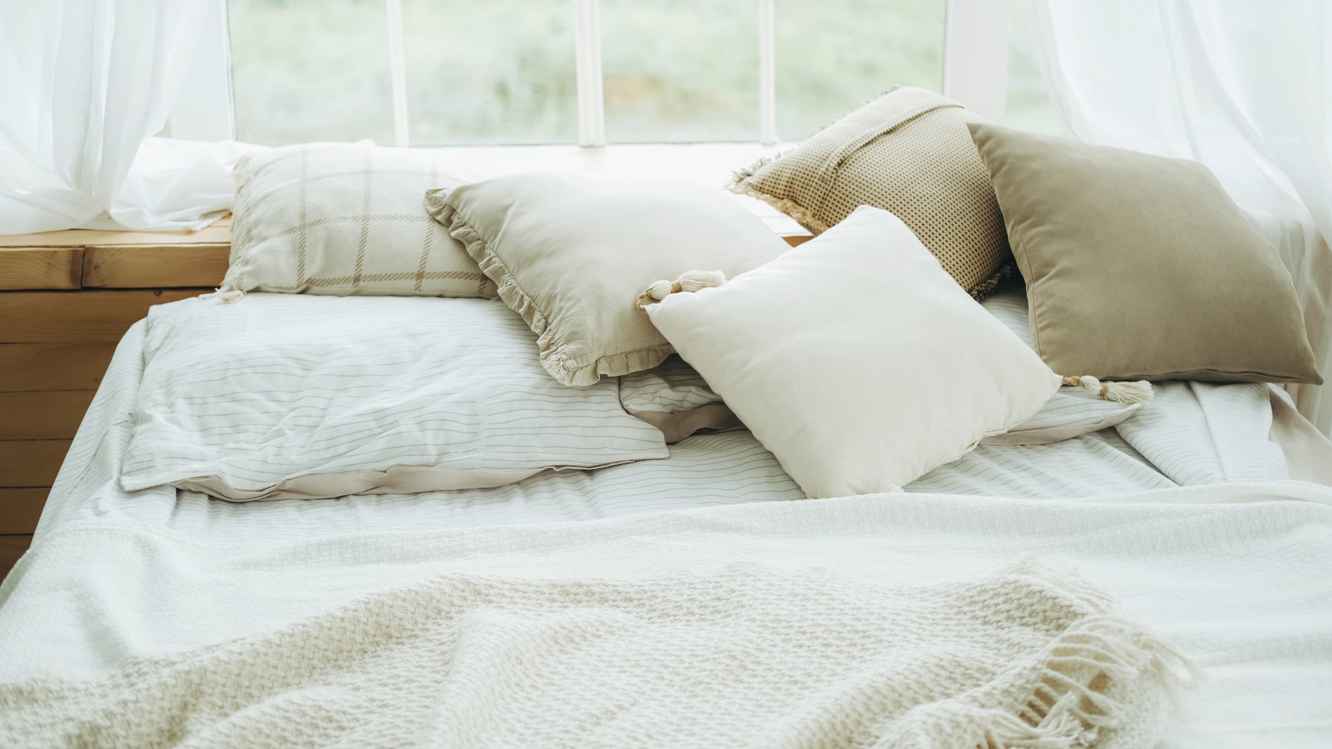 Las almohadas en la cama puede tener varios significados.