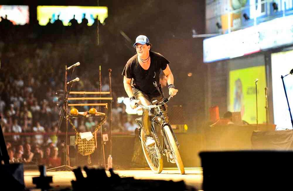 Carlos Vives monta una bicicleta la madrugada de mayo de 2017, en el parque de la Leyenda Vallenata, Consuelo Araujo Noguera, durantesu concierto en  la final del 50 Festival Vallenato y IV Rey de reyes, en Valledupar, Colombia. Foto: Carlos Julio Martínez / SEMANA
