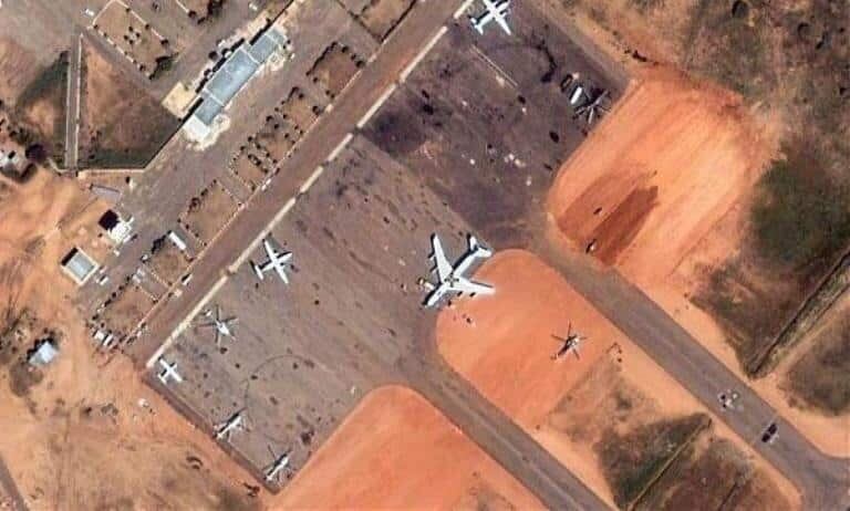 El ejército de Sudán dijo el miércoles que llevó a cabo un ataque aéreo que destruyó un avión emiratí que transportaba docenas de mercenarios colombianos