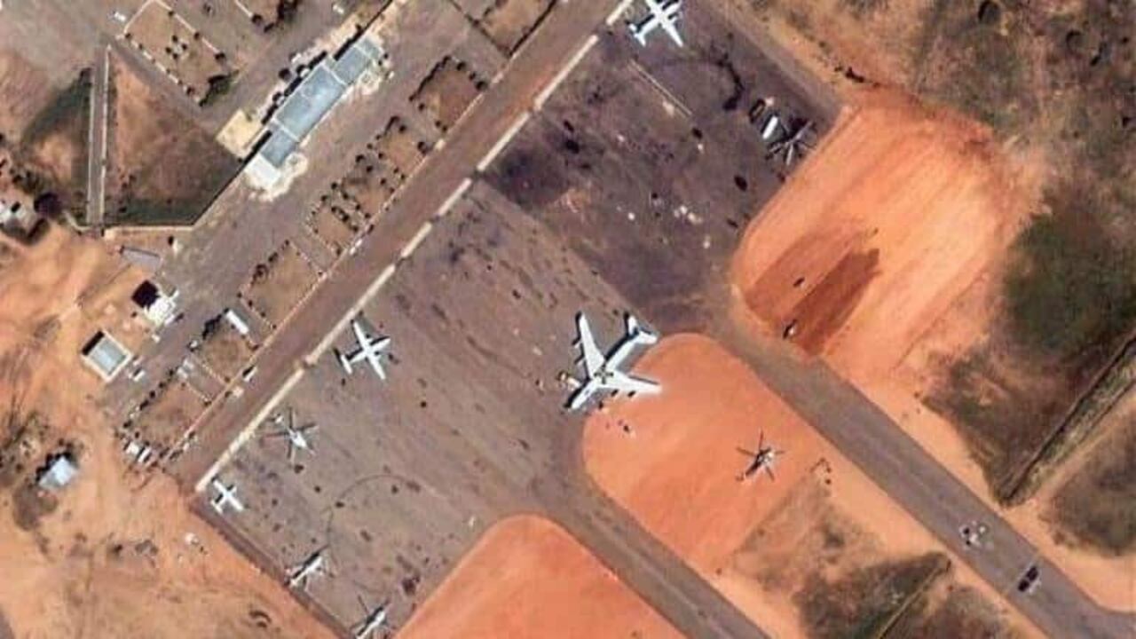 El ejército de Sudán dijo el miércoles que llevó a cabo un ataque aéreo que destruyó un avión emiratí que transportaba docenas de mercenarios colombianos.