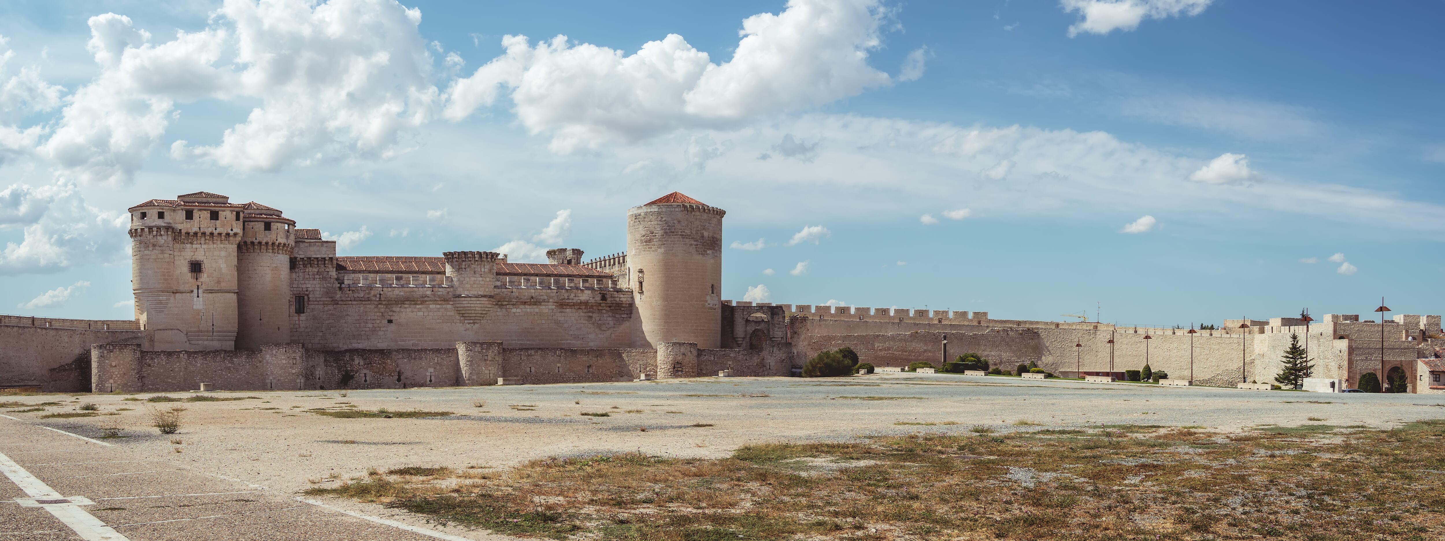 Así es Cuéllar, el pueblo medieval que sorprende en Segovia con sus iglesias, que también son muralla