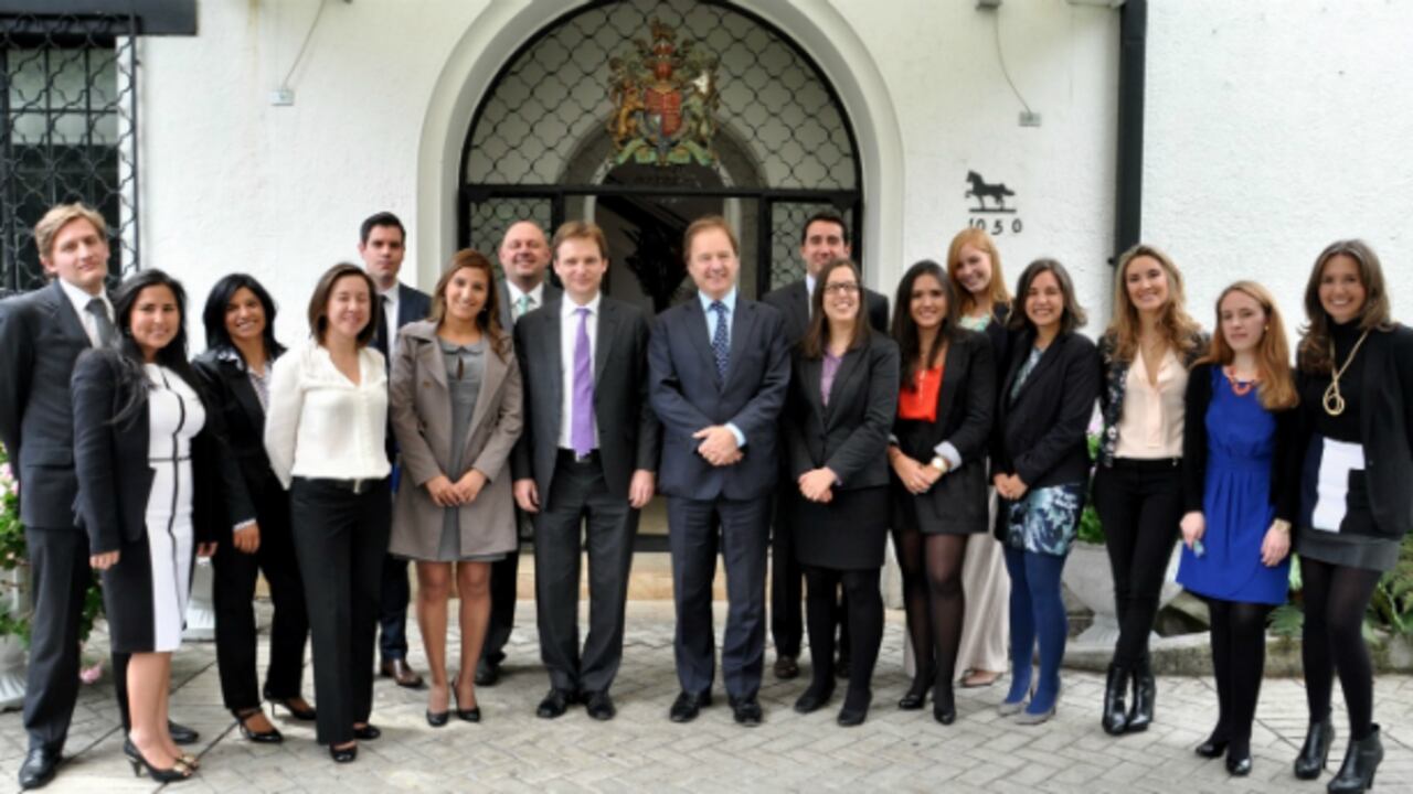El Ministro Británico de Estado para Latino América, Hugo Swire, en compañía del
Embajador Británico Lindsay Croisdale-Appleby y los becarios Chevening 2014/2015.