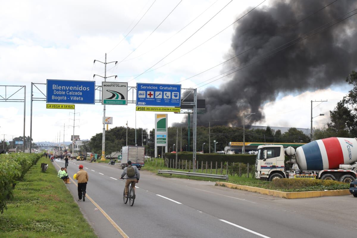 Incendio en bodega de colchones en la calle 80 - Puente de guaduas