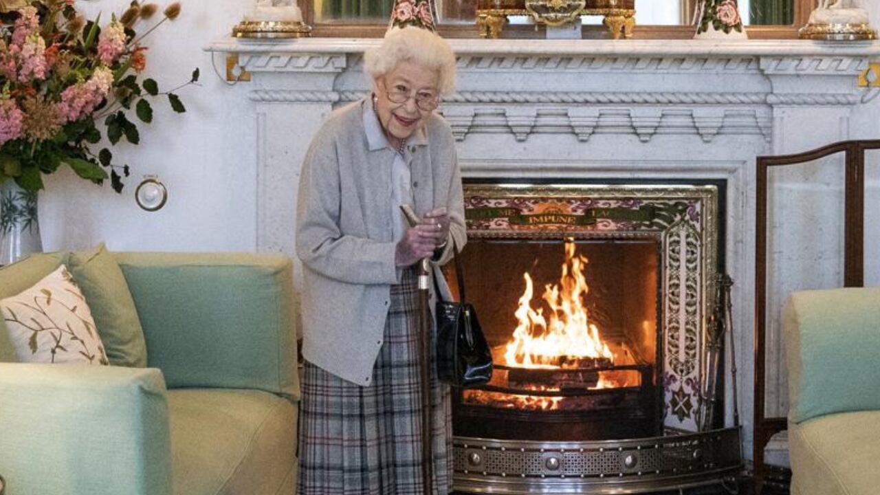La Reina Isabel se encuentra con pronóstico reservado en su salud.